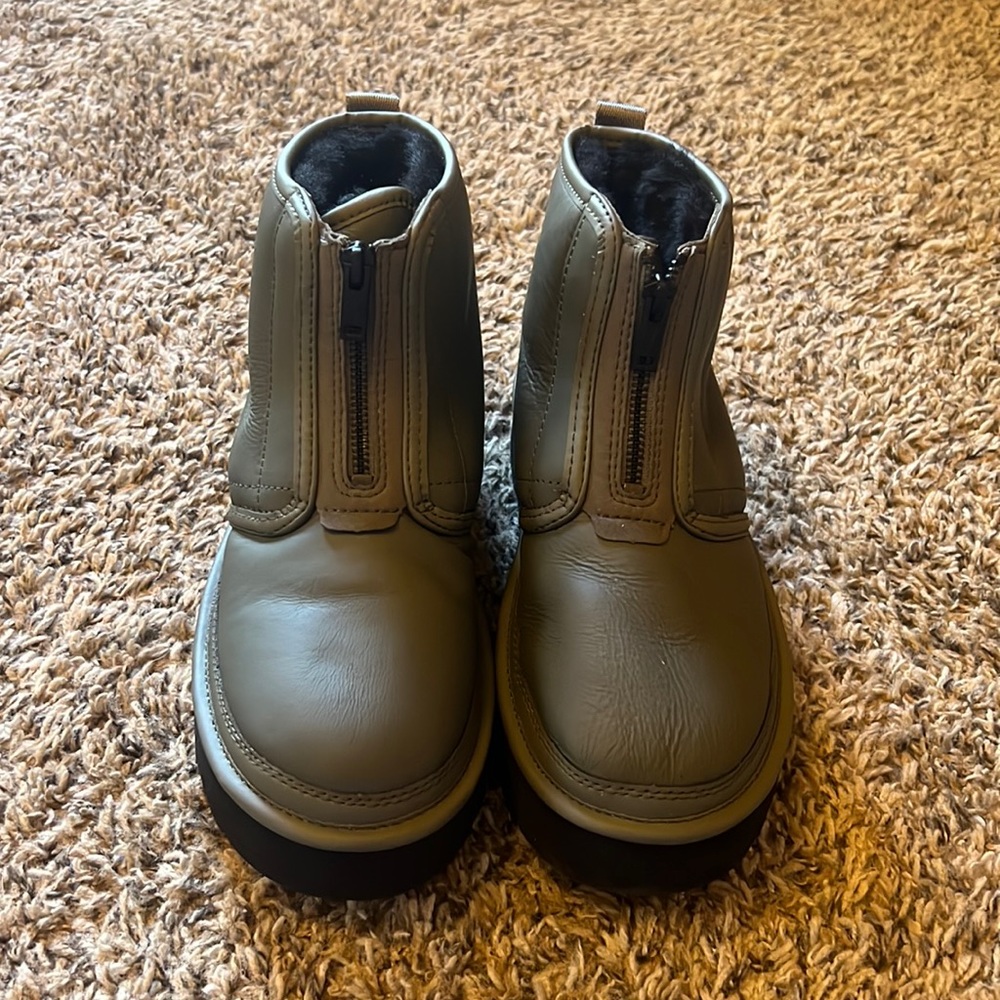 ugg neumel platform zip size 8 in navy green color